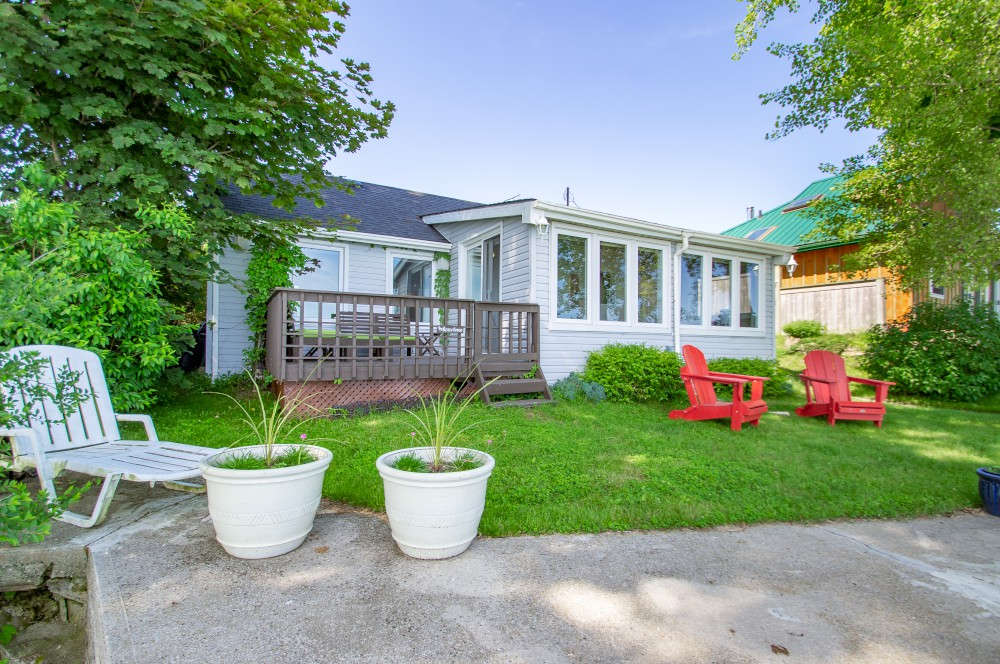 Waterfront Cottage On Lake Erie Near Dunnville Ontario