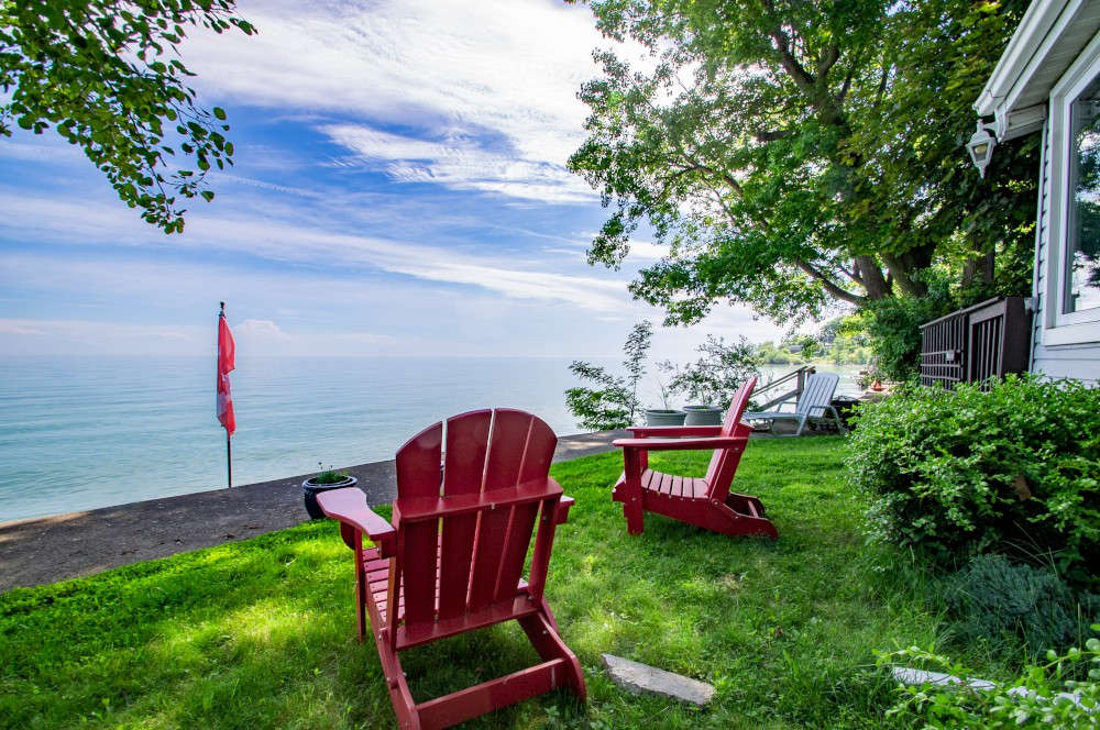 Waterfront cottage on Lake Erie near Dunnville, Ontario