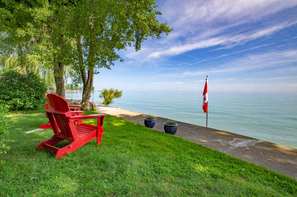 Waterfront cottage on Lake Erie near Dunnville, Ontario