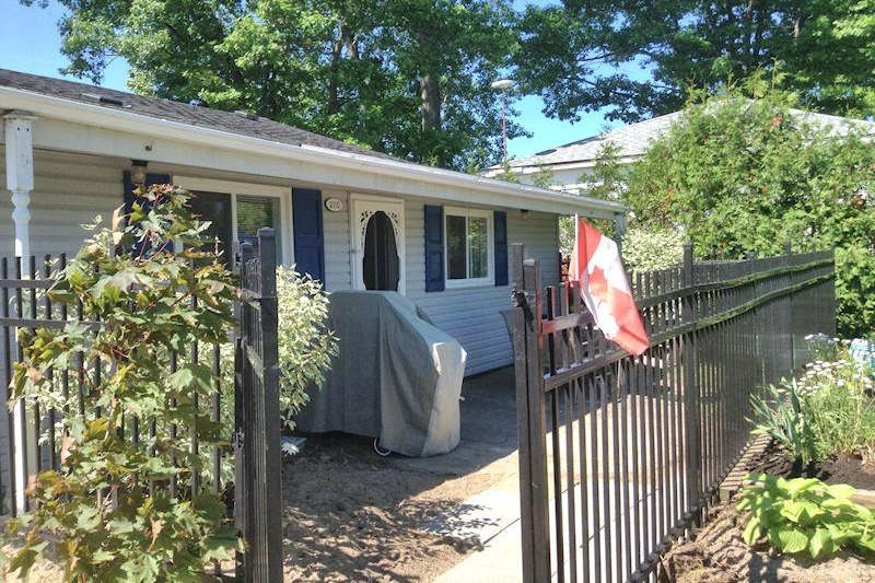 Waterfront Cottage On Lake Erie Near Dunnville Ontario