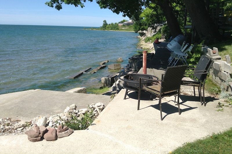 Waterfront cottage on Lake Erie near Dunnville, Ontario