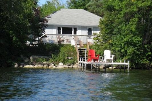 Traditional Lake House On Lake Simcoe Near Orillia