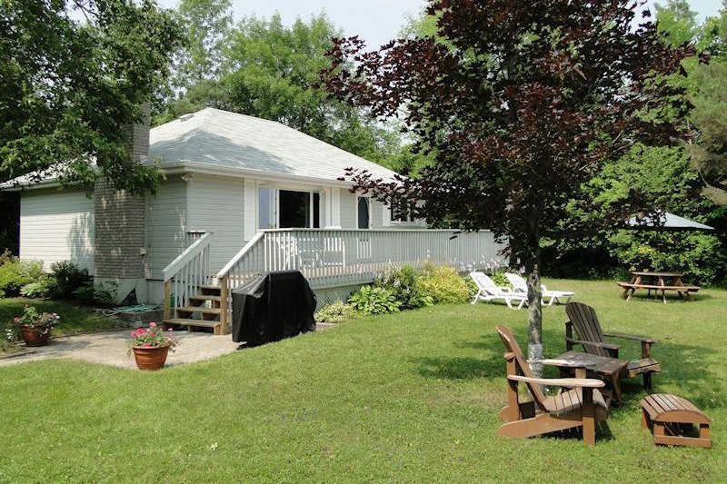 Traditional Lake House On Lake Simcoe Near Orillia