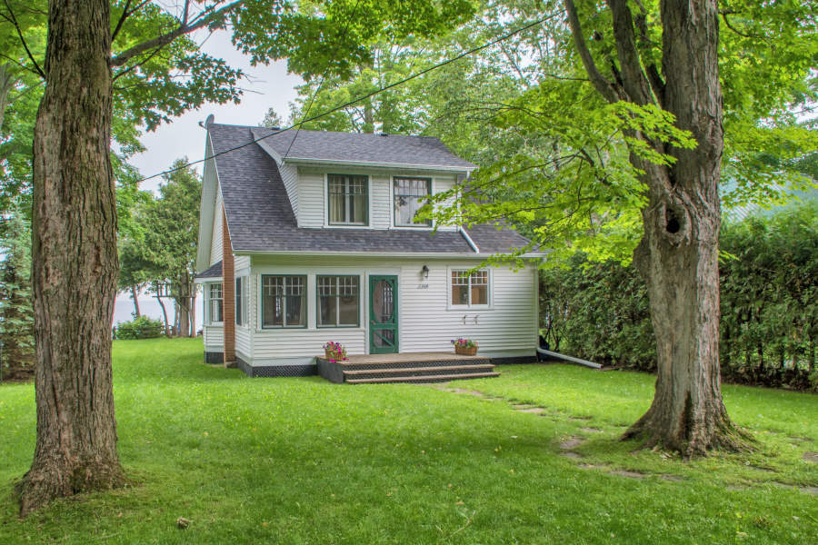 Waterfront Cottage Rental on Lake Simcoe in Beaverton, Ontario